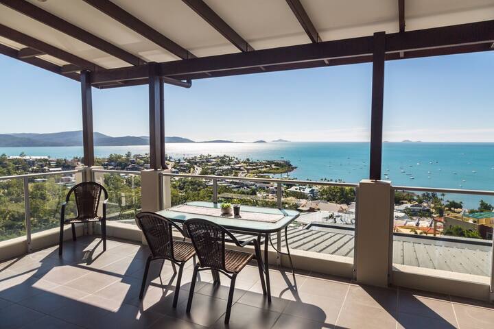 PENTHOUSE OCEAN VIEWS, FULL KITCHEN, POOL & WIFI