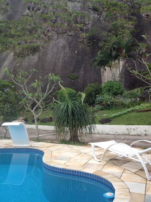 Piscina e Pedra no fundo