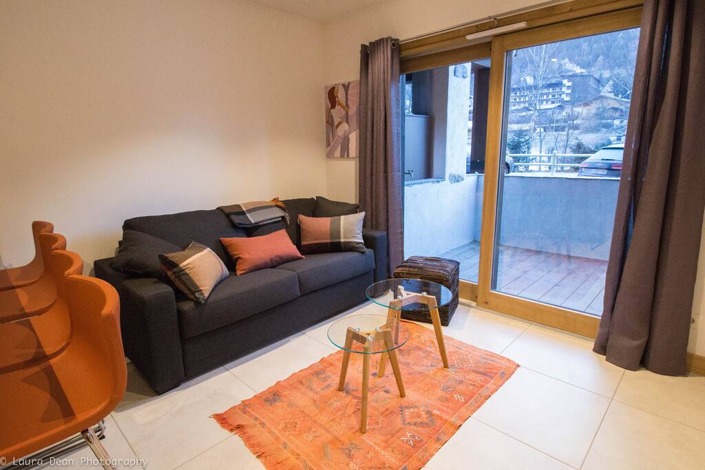 Luminous living room with sofa bed. with French channels. Access to terrace.