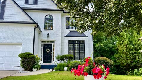 Dream mansion located 20 minutes away from DTWN