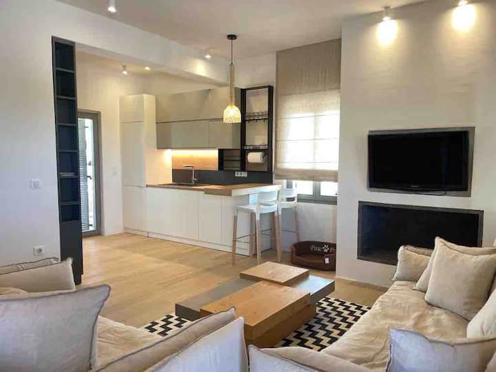 ห้องนั่งเล่นแสนสบายพร้อมเตาผิง 