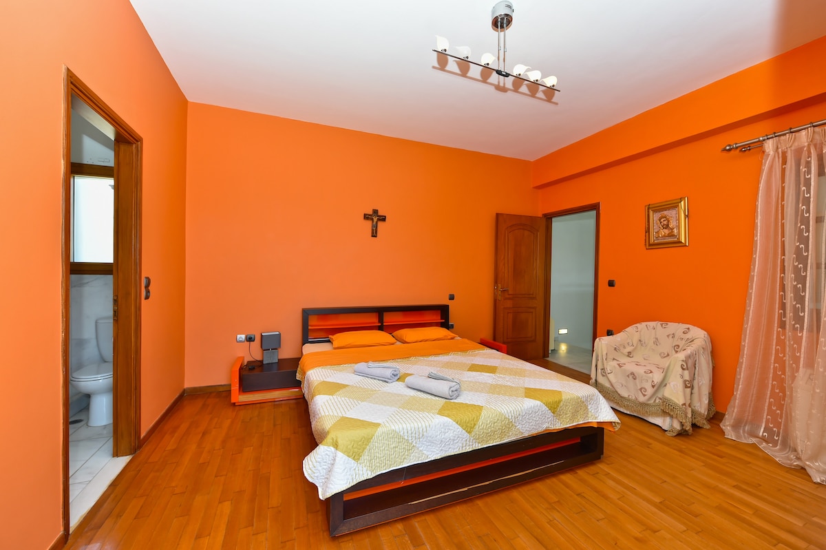 Primarna spavaća soba (pogled na balkon) / Primarna spavaća soba (pogled na balkon)