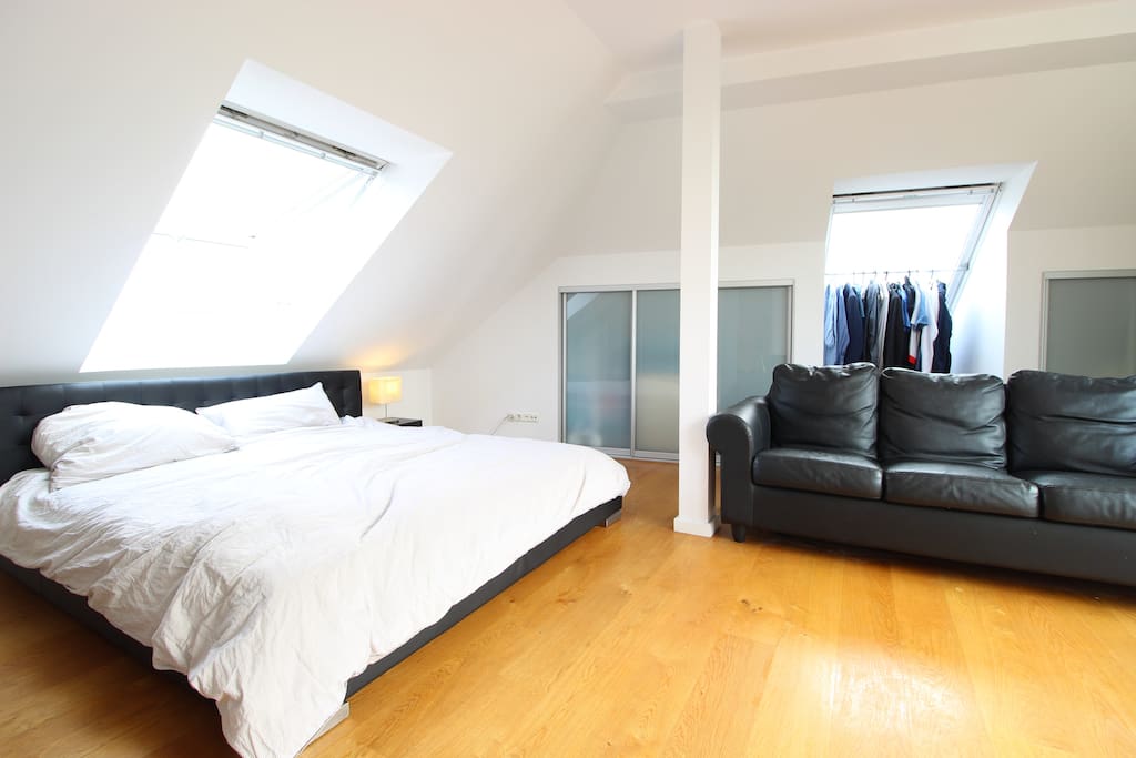 The cozy double bed right beneath the big window will allows you to recharge your batteries after a day in the city.