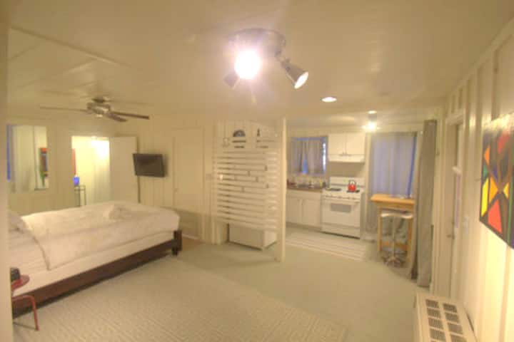 Chambre plate inférieure (louée uniquement avec la maison principale, pas séparément)