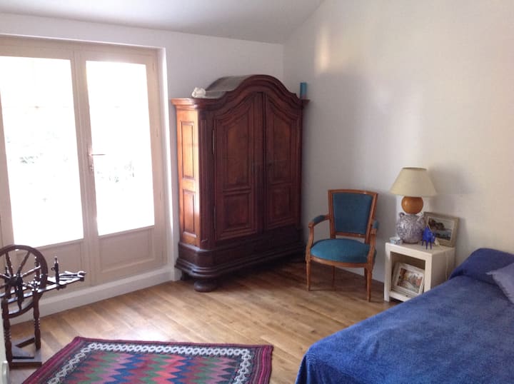 1 ห้องนอนเข้าถึงระเบียง