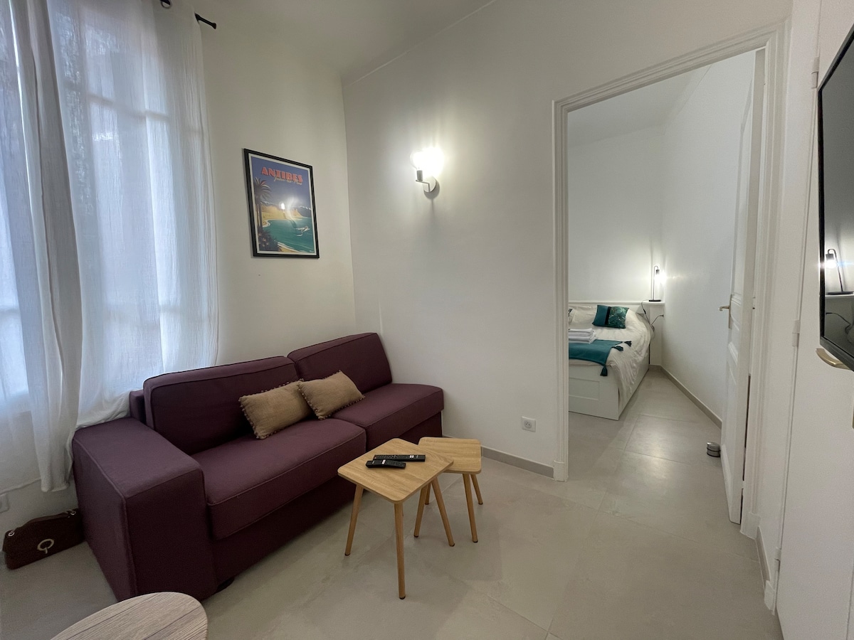 Top Airbnb: Right in the center, 50 m from the beach in Antibes