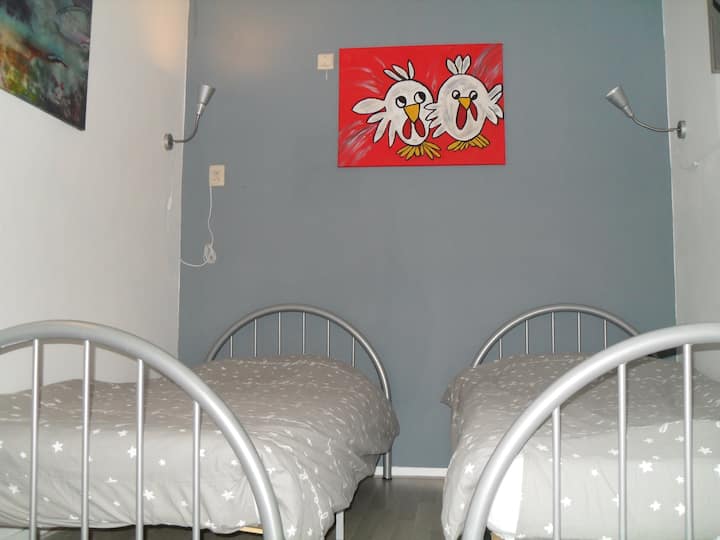 חדר שינה עם 2 מיטות יחיד, מלתחה, אורות קריאה ווילונות האפלה.