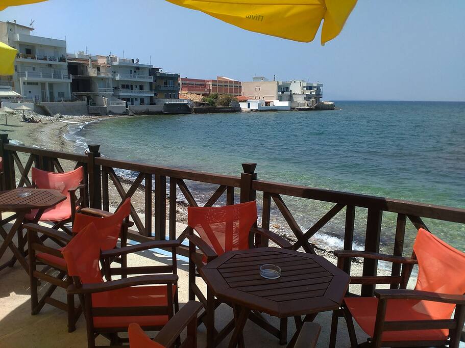 Tavern with sea view on the ground floor