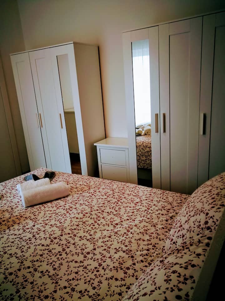 Habitación doble orientada al este con armario doble, mesita de noche y vestidor con espejo. Desde esta habitación se accede al balcón.