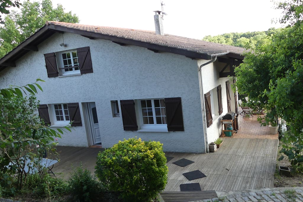 l'entrée de la maison et sa terrasse