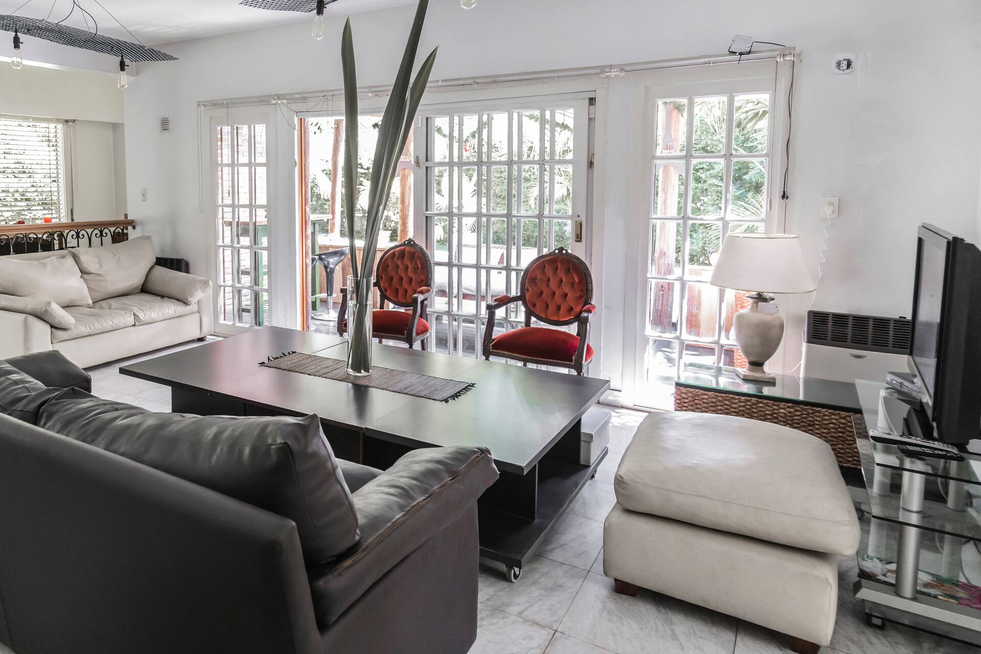 Comfortable and spacious house- pool+grill+deck