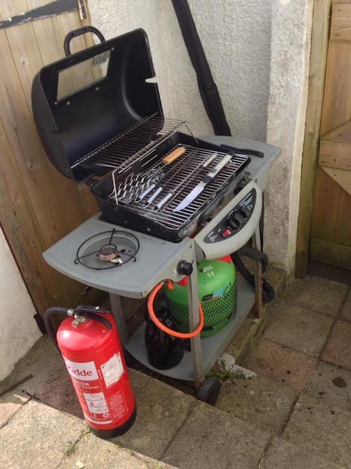 Gas barbecue stands with full gas cylinder to hire for £20 per session