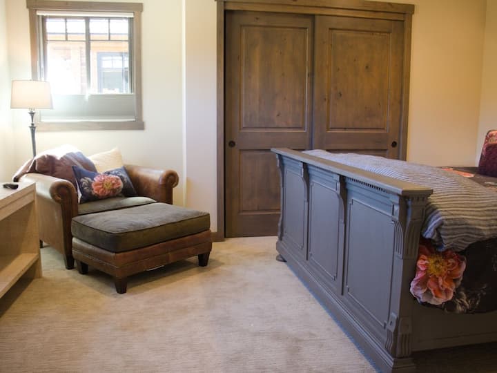 Kona tulivu ya kahawa au usomaji wa usiku wa manane—iliyoundwa kwa ajili ya asubuhi ya polepole ya mlima.