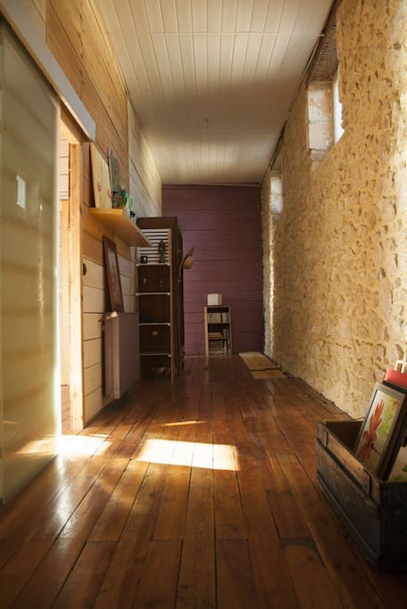 Couloir le long des chambres et de la salle de bain