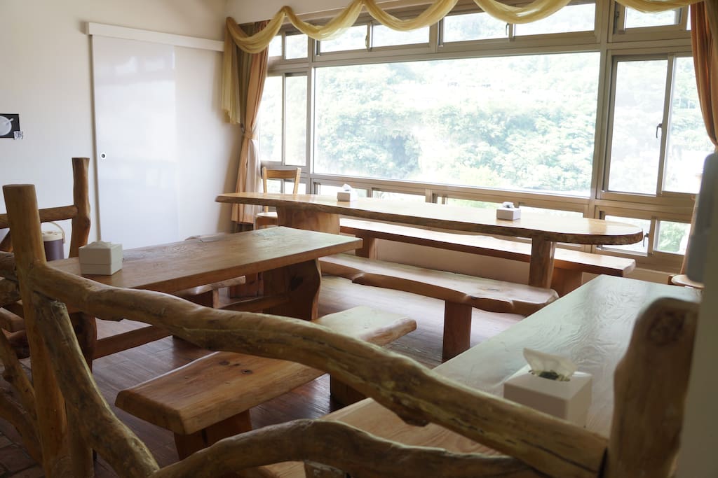 大廳後方用餐區