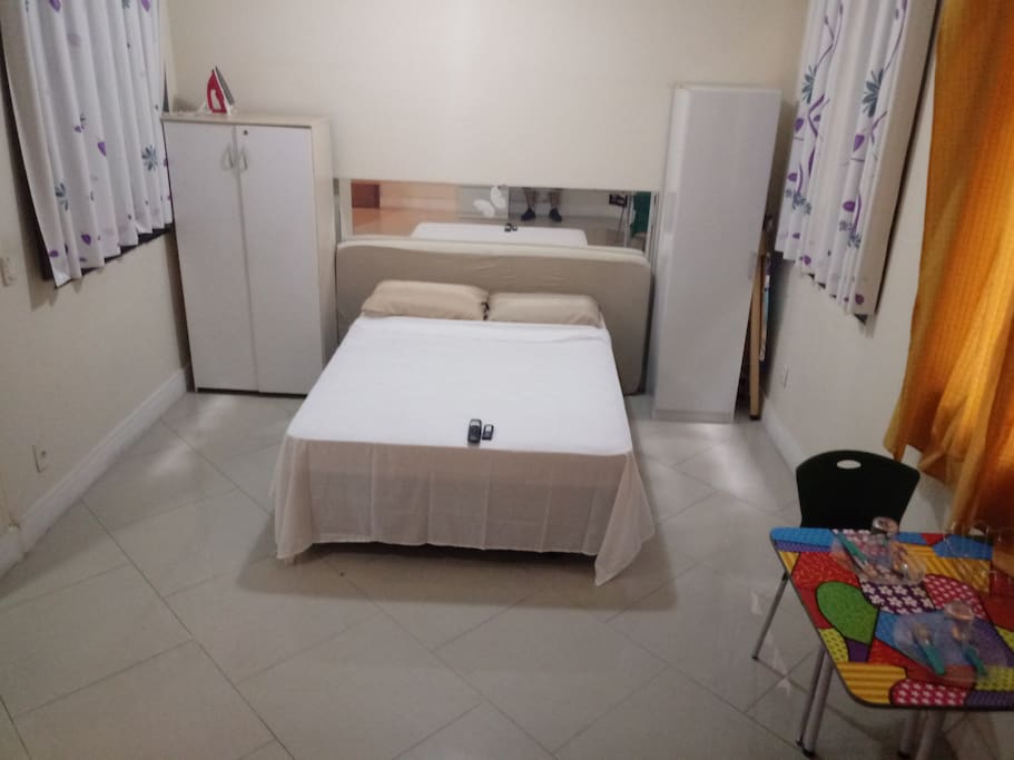 Apartamento amplo, com cama de casal.