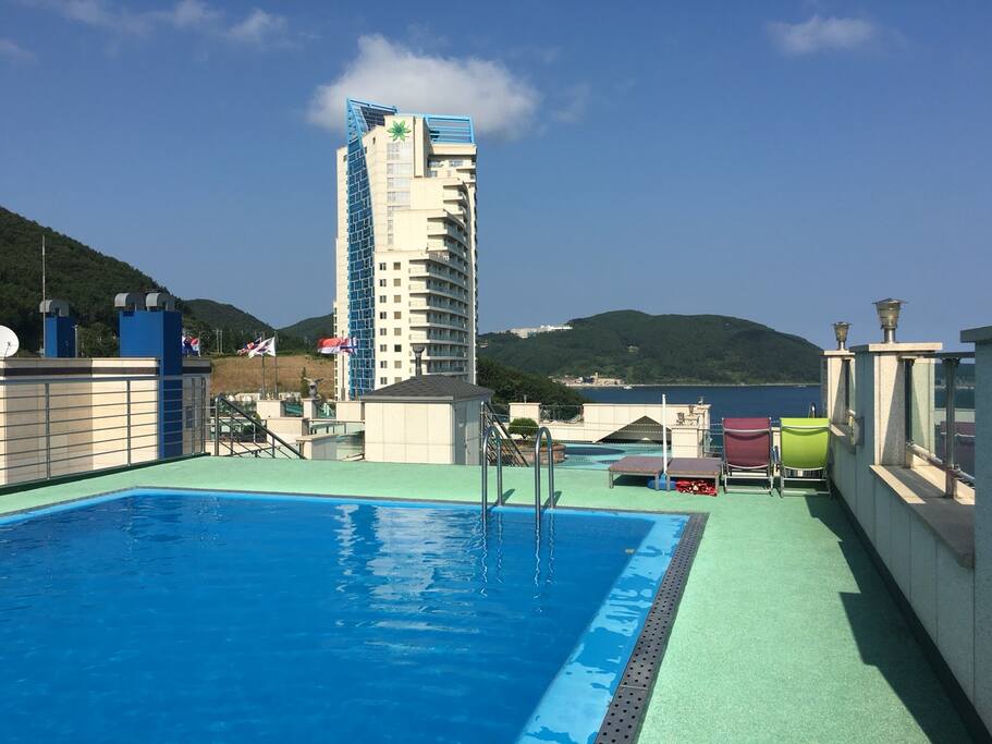 옥상수영장 (rooftop swimming pool)