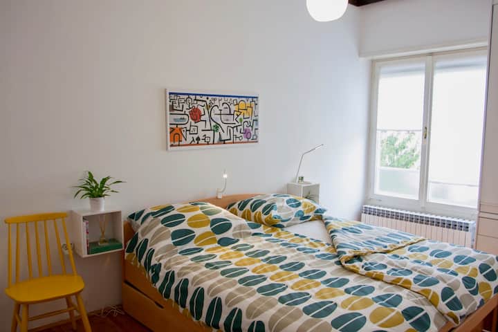 带加大双人床的卧室