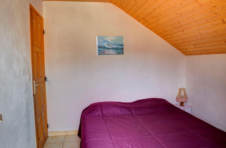 Quarto 2. 160 x 200 cama. A cama é protegida por uma capa de colchão e uma lã, bem como uma lã por travesseiro, trocada após cada aluguel. 1 capa de cama e um cobertor de lã