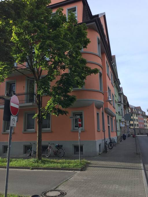 Die Wohnung liegt im zweiten Stock