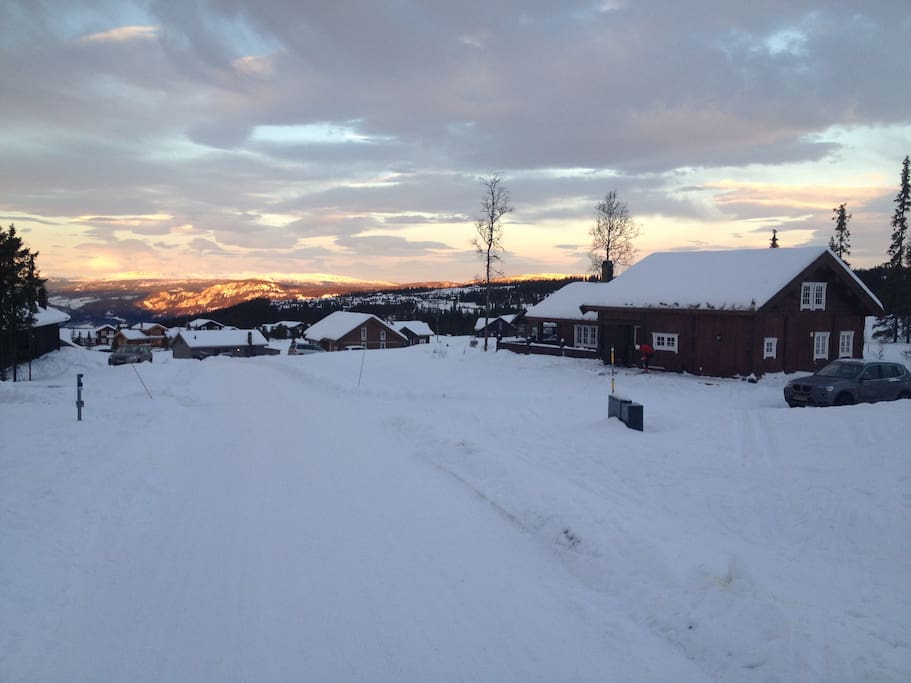 Hytta med lokasjon og utsikt.