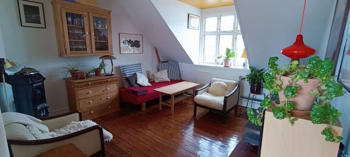 Sebule. Kitanda cha mchana kinaweza kutengenezwa kuwa kitanda cha tano.