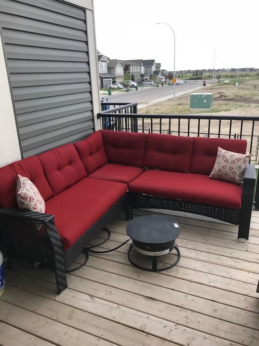 Lounge on the deck with a glass of wine and a fire. (Gas Fire pit).
