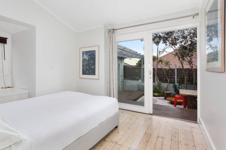 Modern Bondi Beach House gallery image 4