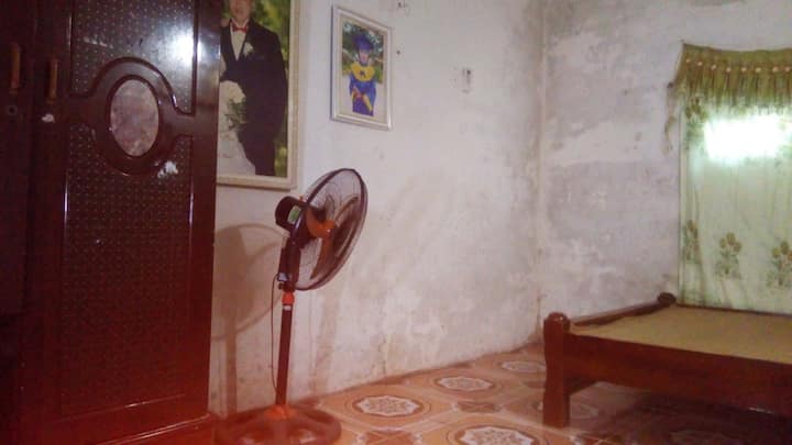 spavaća soba u prizemlju, pored stepenica i hodnika