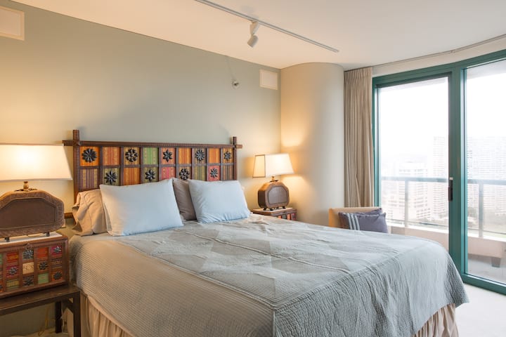 Главен апартман со брачен кревет и приватна бања.