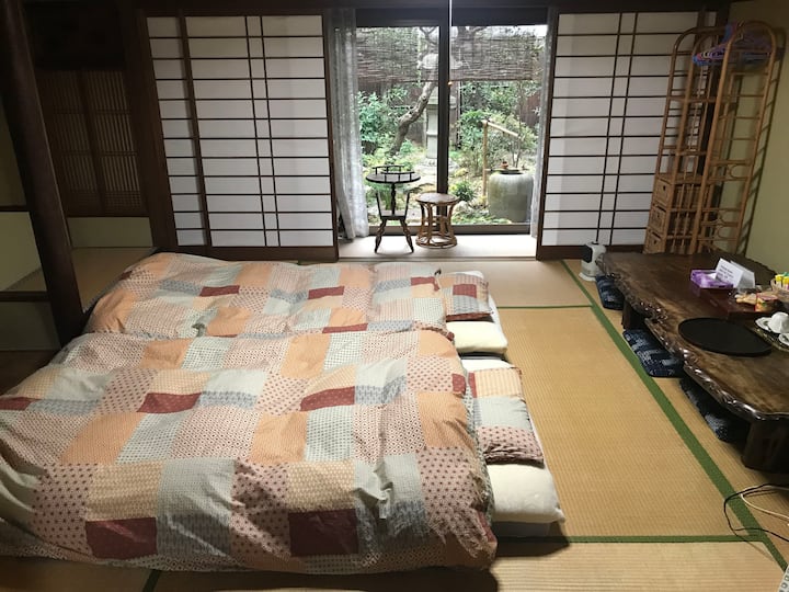 Chumba cha Kulala
Unaweza kuona bustani ya jadi ya Kijapani (Bustani ya Nyuma)