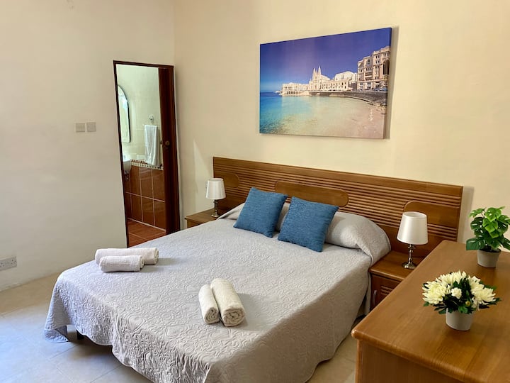 带卫生间和空调的主卧