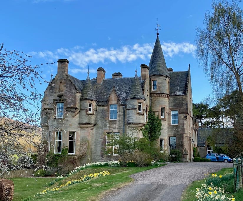 Glenternie House Double Bed Houses for Rent in Peebles, Scotland