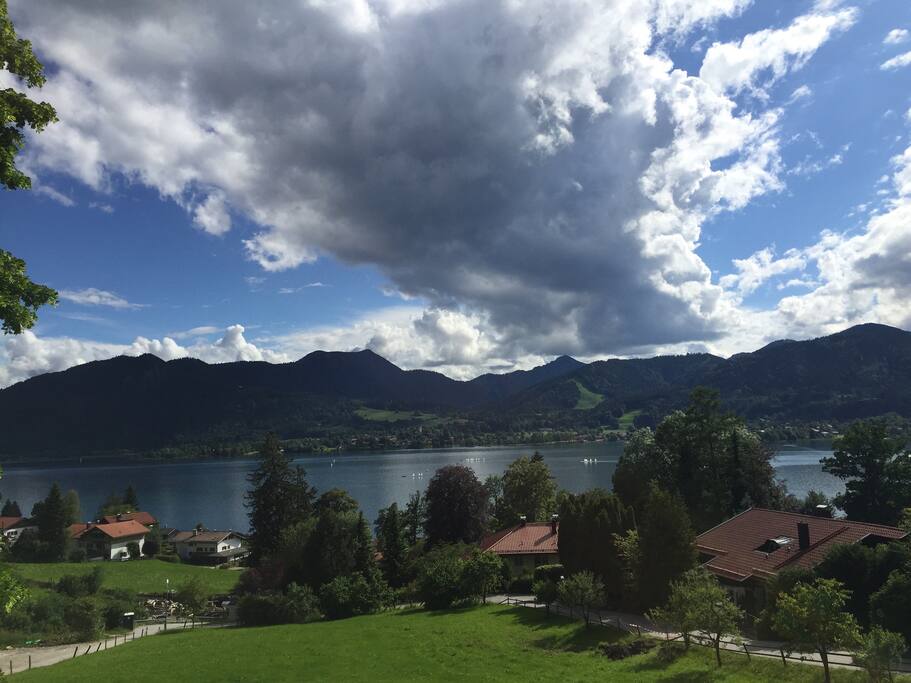 Panorama in weiß-blau mit Hirschberg, Sonnenbichl und Aueralm