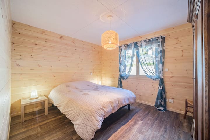 Кревет 160 см, многу квалитетна постелнина - голема гардероба