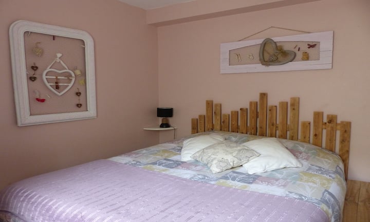 легло 200*160 в спалнята на приземния етаж...