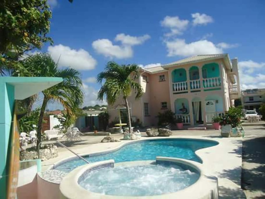 Swimming pool and Jacuzzi at Mignon Sunshine Apartments