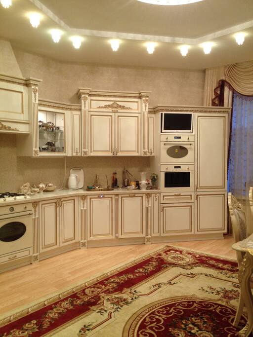 Кухня-гостиная с микроволновой печью, кофемашиной, холодильником, электрочайником