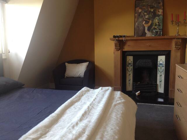 Gorgeous 2 Bed 2 Bath Flat gallery image 5