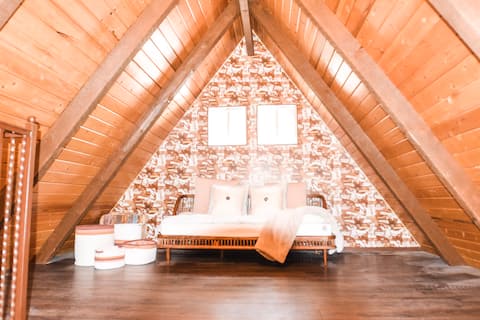 Chalet in Pinetop Country Club with forest access!
