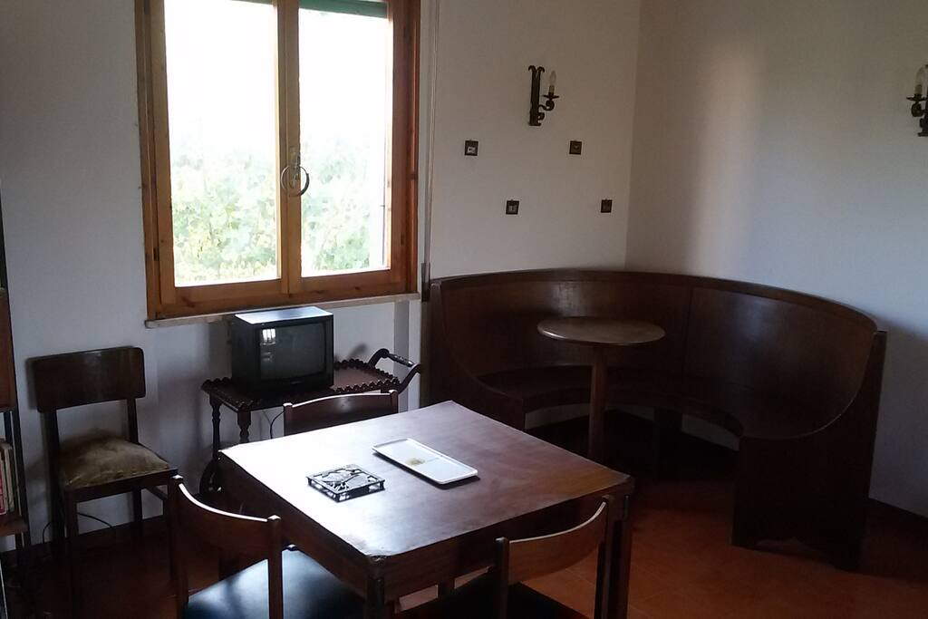 Salone lato cucinotto e zona colazione (altro lato)