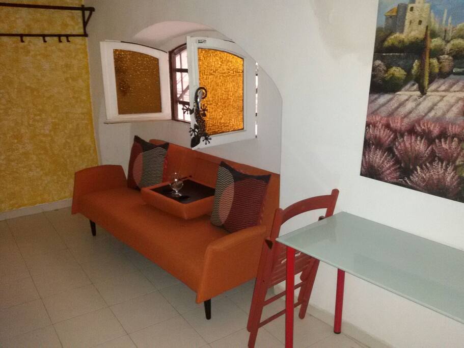 Sofa-cama de uso exclusivo del huesped, ventanal doble a calle peatonal sin trafico, perchero, mesita estudio-comedor de uso exclusivo del huesped.