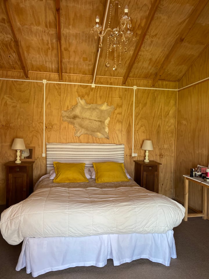 ห้องนอนเตียงคู่หมายเลข 1 มีเตียงสำหรับ 2 คนและผ้าปูที่นอน 200 เส้นบางเส้นความนุ่ม 