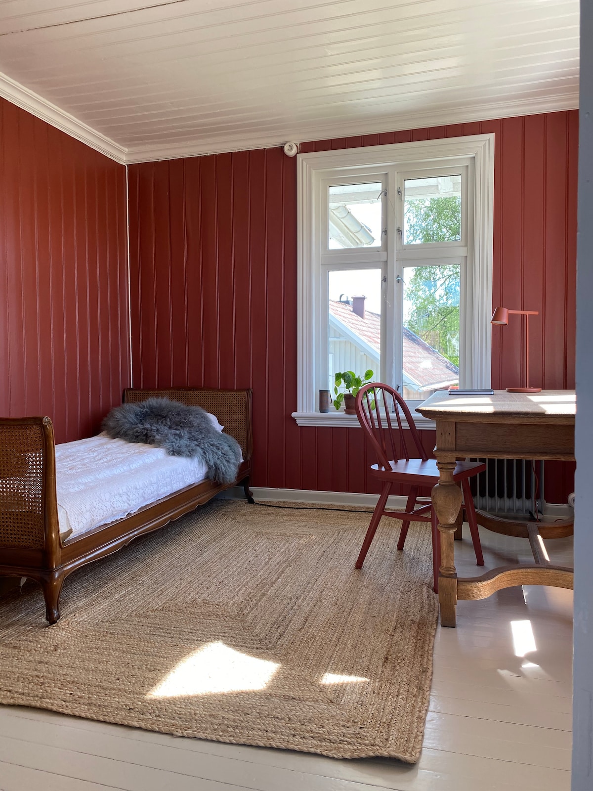 ห้องนอนที่สว่างและอบอุ่นพร้อมเตียงเดี่ยว ห้องนอนหันหน้าไปทางสวน 