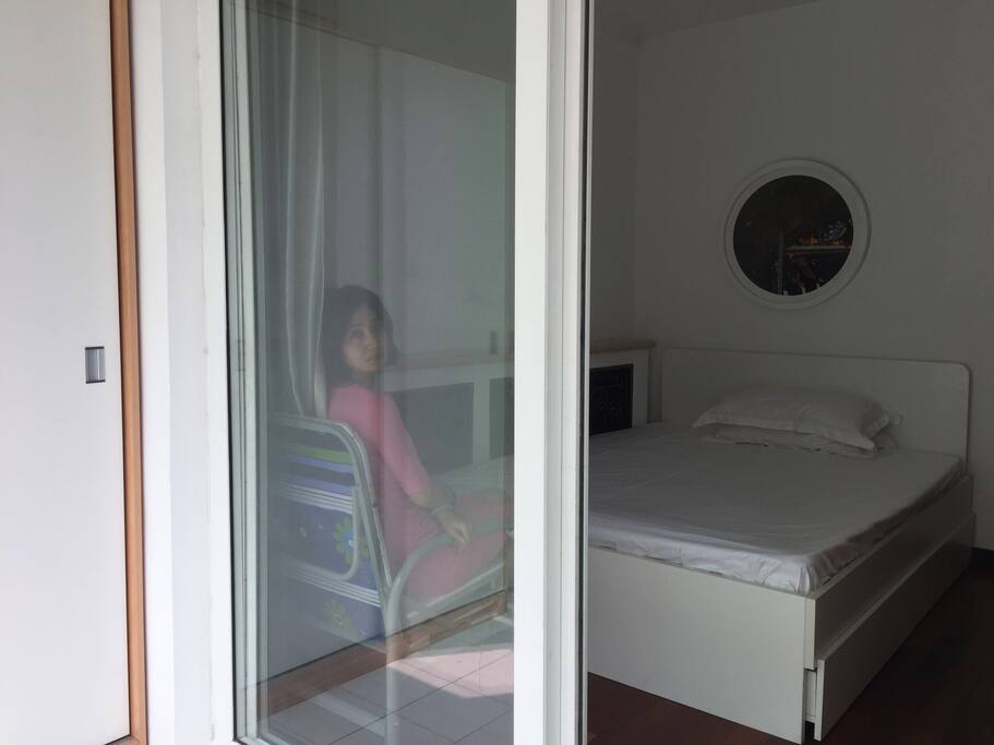 5号房间1.5米双人床,独立阳台。
No.5 Room One Double bed ,Independent balcony.