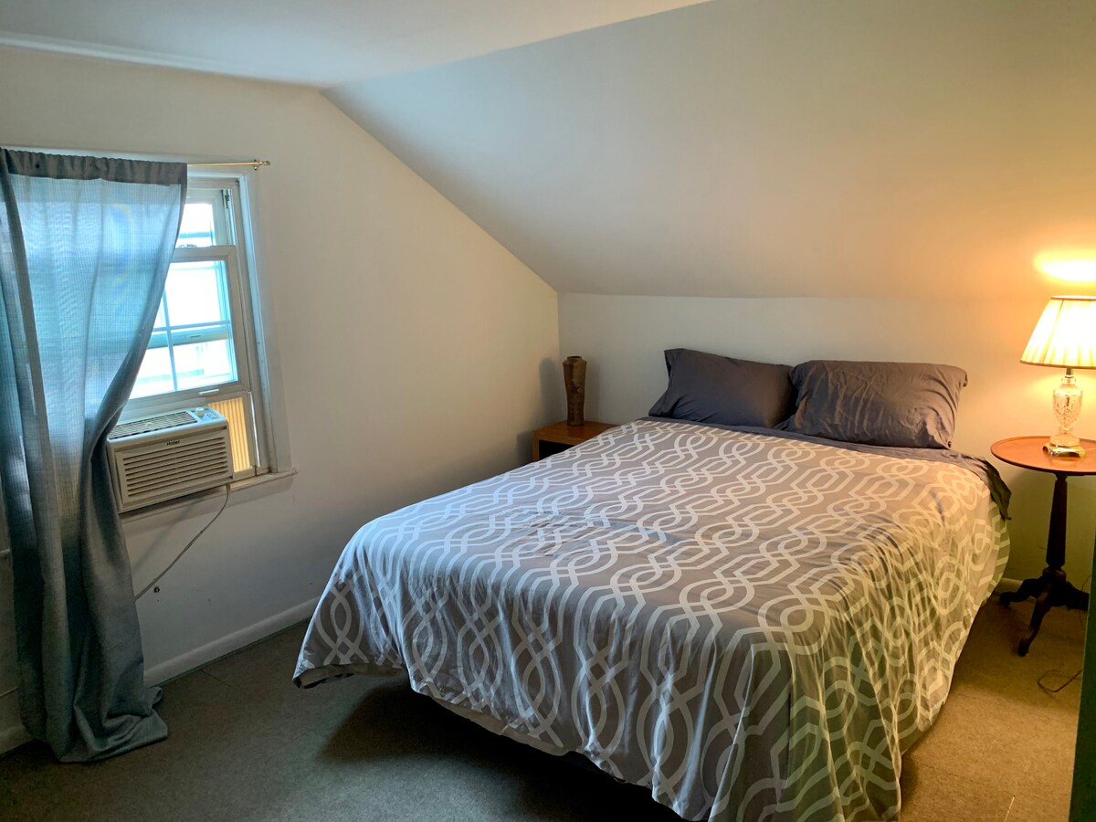 ห้องนอนชั้นบนมีเตียงควีนไซส์ยังไม่ได้ปรับปรุงใหม่แต่มีเครื่องปรับอากาศแบบมีหน้าต่างและเครื่องทำความร้อนแบบเสียบปลั๊ก 