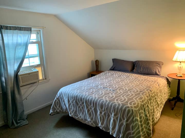 Спална соба на горниот кат со брачен кревет (широк 150-179 см) - сѐ уште не е реновирана, но има клима уред со прозорец, како и приклучок за греалка. 