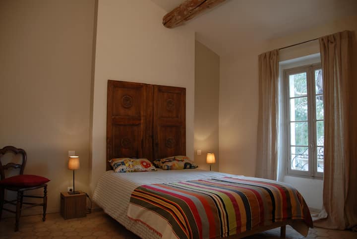 Kilim chumba cha kulala, kitanda chake 160 cm au 2 X 80 cm.