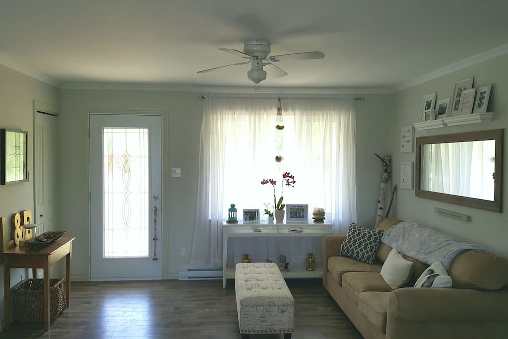 Bright front entrance and sitting area (open concept with kitchen and dining room)