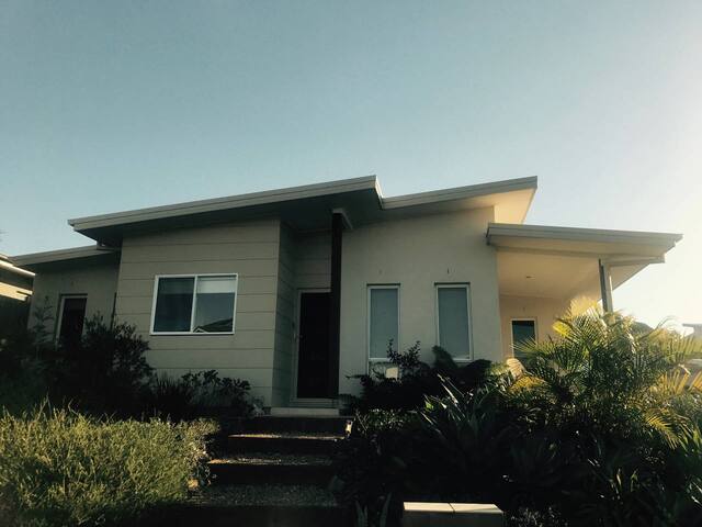 Spacious1 bedroom near beach. Hear the ocean.